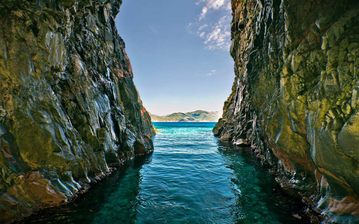 The Scandola Nature Reserve: a UNESCO World Heritage Site, it can only be visited by boat. ©atc Sylvain Alessandri