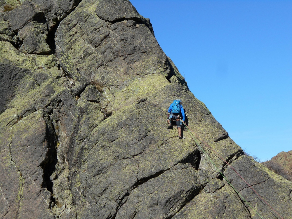 Grimpeur en escalade en Corse ©adobestock