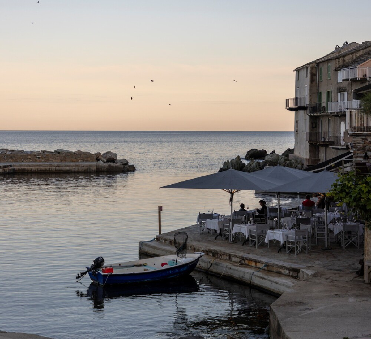 Terrasse de restaurant sur le port d'Erbalunga ©atc Sylvain Alessandri