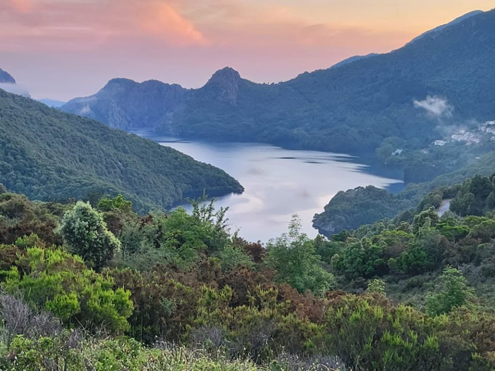 Vue sur le lac de Todda (Tolla) depuis les Gorges du Prunelli ©adobestock