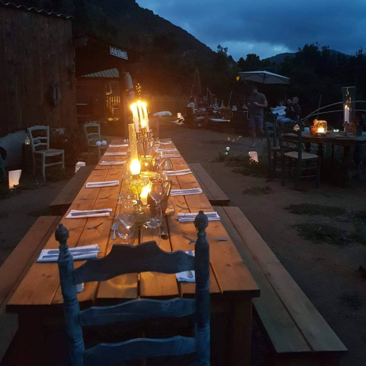 La bergerie se transforme en table d'hôte, pour un dîner aux chandelles et à la belle étoile ©ADOBESTOCK