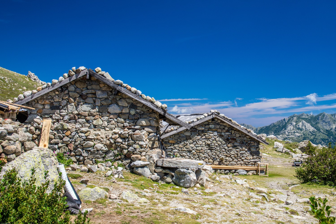 Une bergerie traditionnelle Corse en pierre sèche ©adobestock