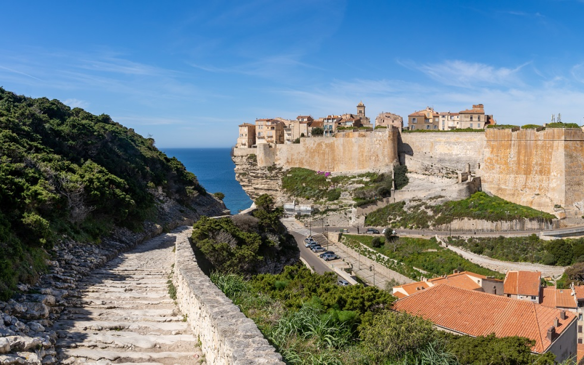 Panoramablick auf die Zitadelle von Bonifacio auf Korsika ©adobe stock