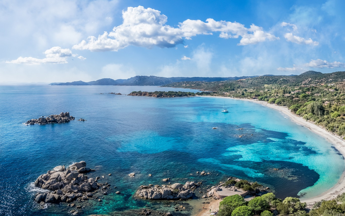 Luftaufnahme des Strandes von Tamaricciu auf Korsika ©adobe stock