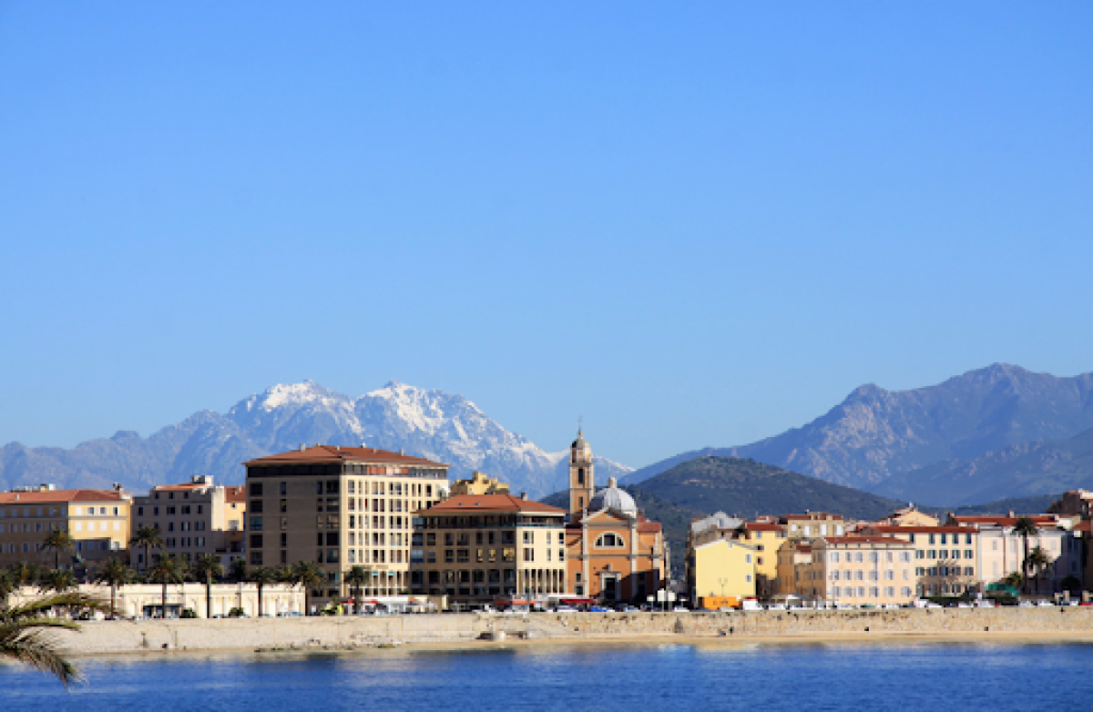 Arrivare ad Ajaccio significa ammirare il Mediterraneo e respirare la dolce vita corsa sin dai primi istanti ©ATC Sylvain Alessandri