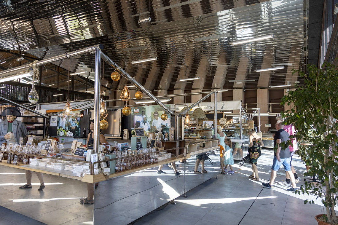 Tra prisuttu, brocciu e canistrelli, il mercato di Ajaccio celebra la golosità e la convivialità dell'isola ©ATC Sylvain Alessandri