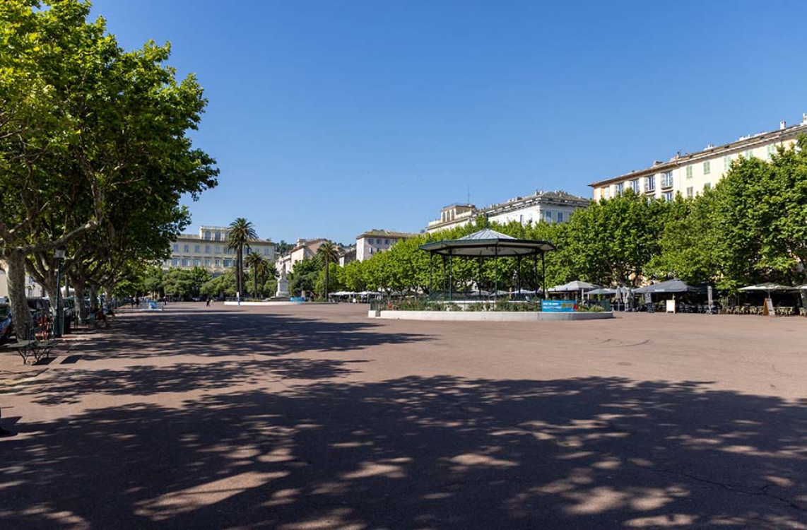 Piazza San Niculà, il cuore pulsante di Bastia, tra vivaci terrazze e maestose palme ©ATC