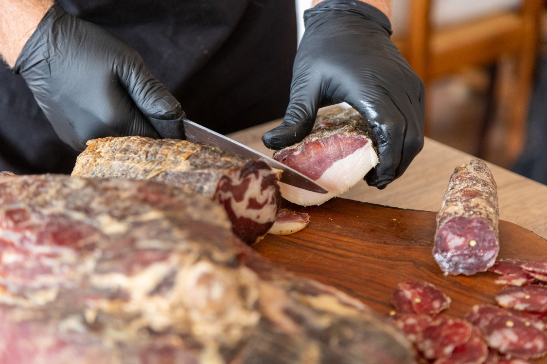 Les marchés bastiais : une véritable fête des sens entre coppa, brocciu, canistrelli et miels AOC. © ATC Sylvain Alessandri