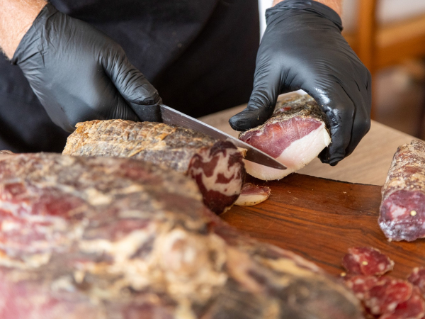 Les marchés bastiais : une véritable fête des sens entre coppa, brocciu, canistrelli et miels AOC. © sylvain alessandri atc