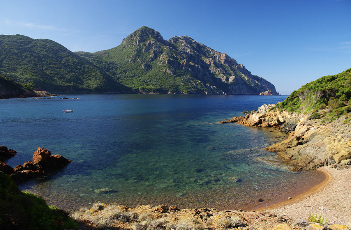Calanque de Tuara, écrin sauvage accessible par bateau