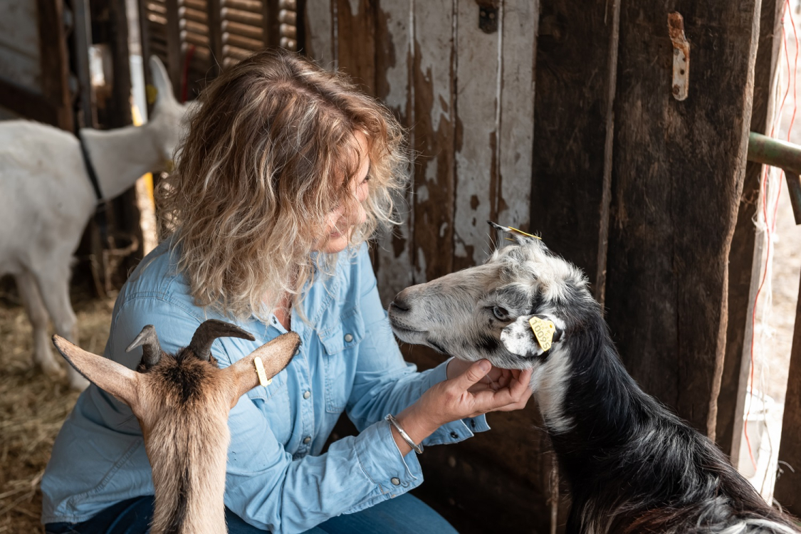  Photo of a woman stroking a goat ©ADOBE STOCK