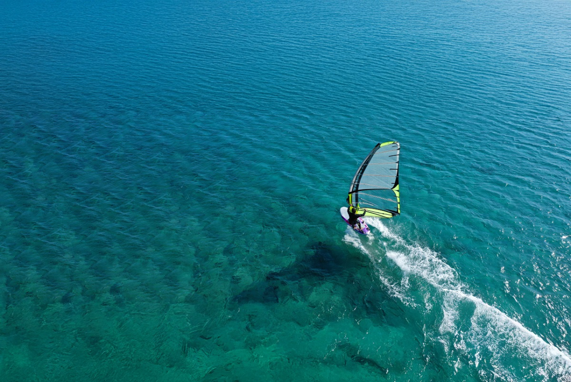 Windsurf sur les eaux cristallines de Corse