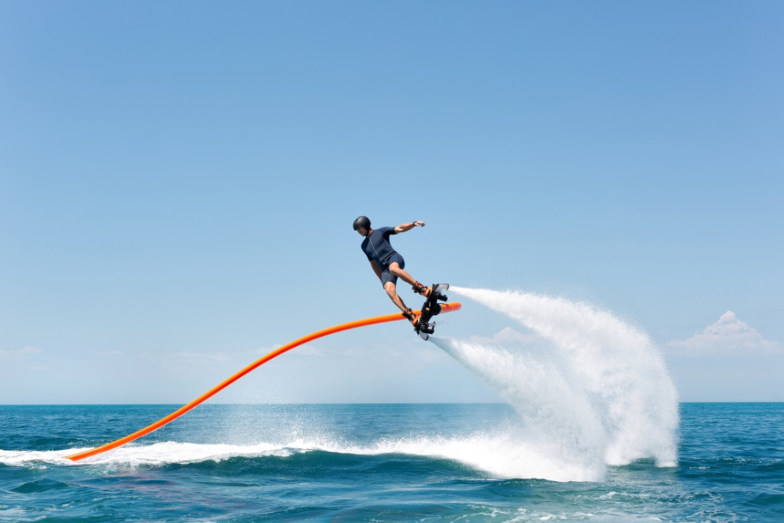 Flyboard au-dessus des eaux corses