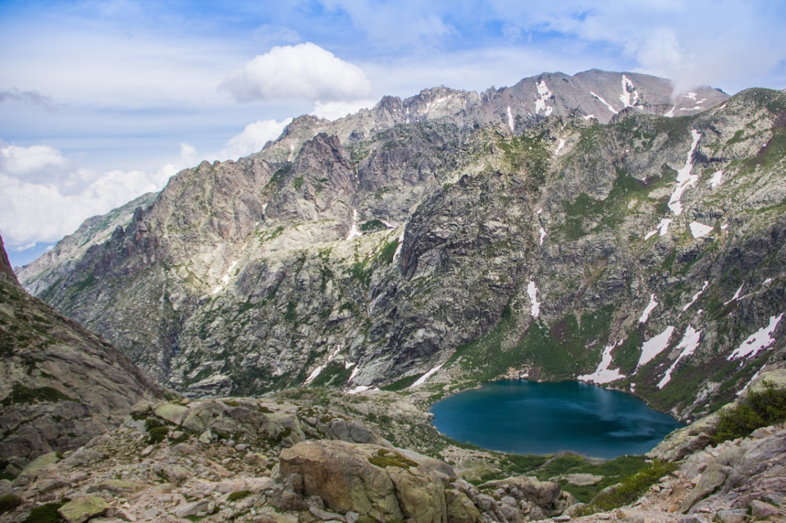 High-altitude lake nestled in the Corsican mountains ©ADOBE STOCK