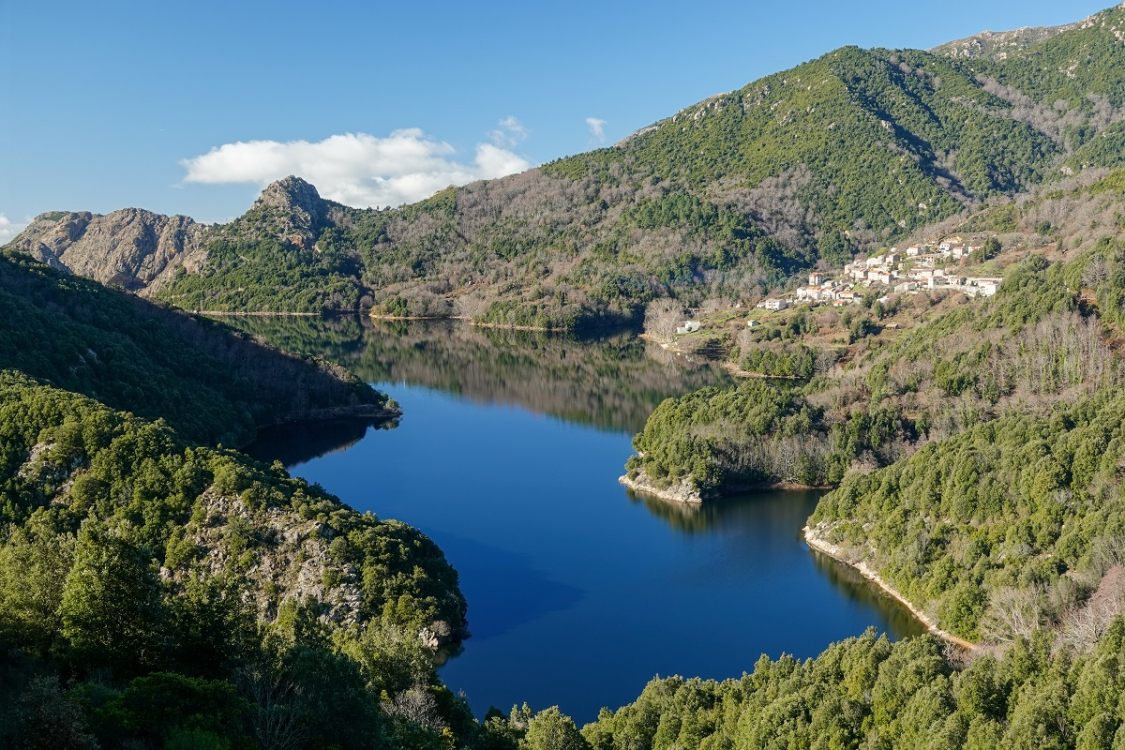 Lac et village nichés au cœur des montagnes corses ©ADOBE STOCK