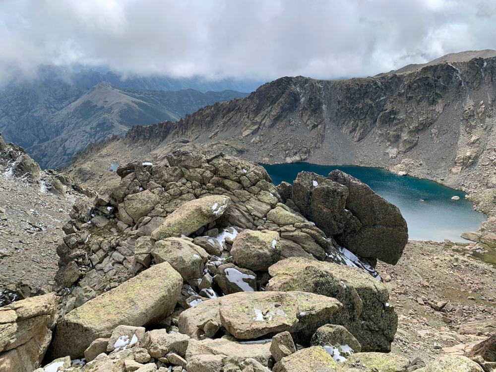 Lac de montagne au cœur des sommets corses ©ADOBE STOCK