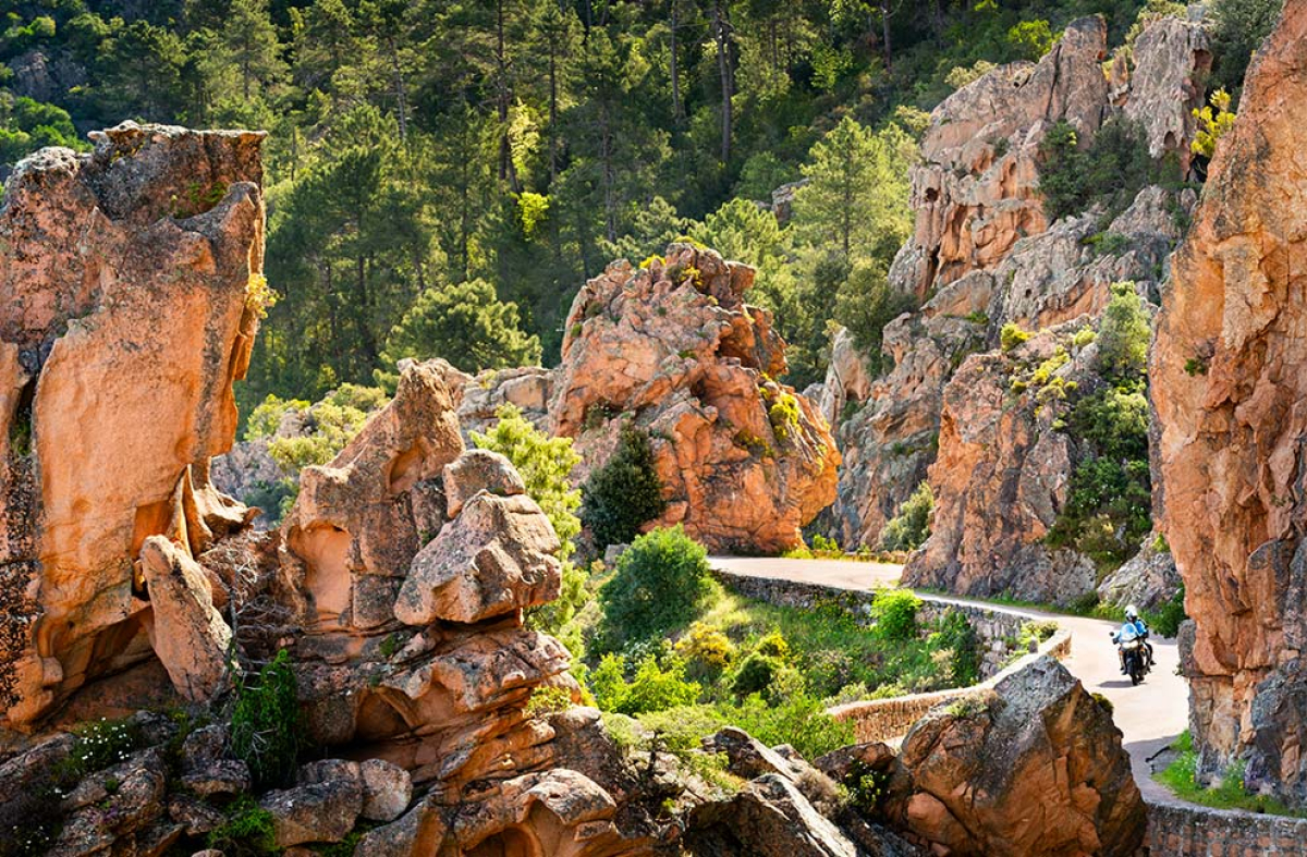 Se balader à moto à travers toute la Corse