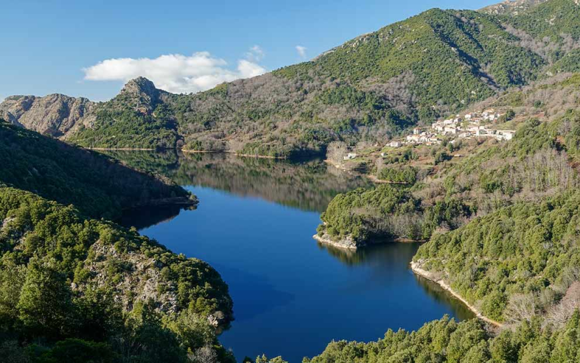 Lake and village nestled in the heart of the Corsican mountains ©ADOBE STOCK