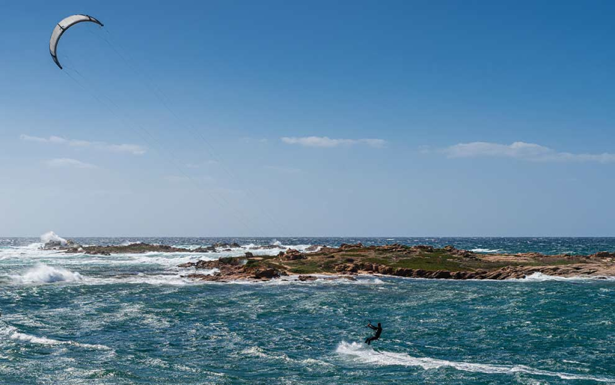 Kitesurfing in Corsica in strong winds