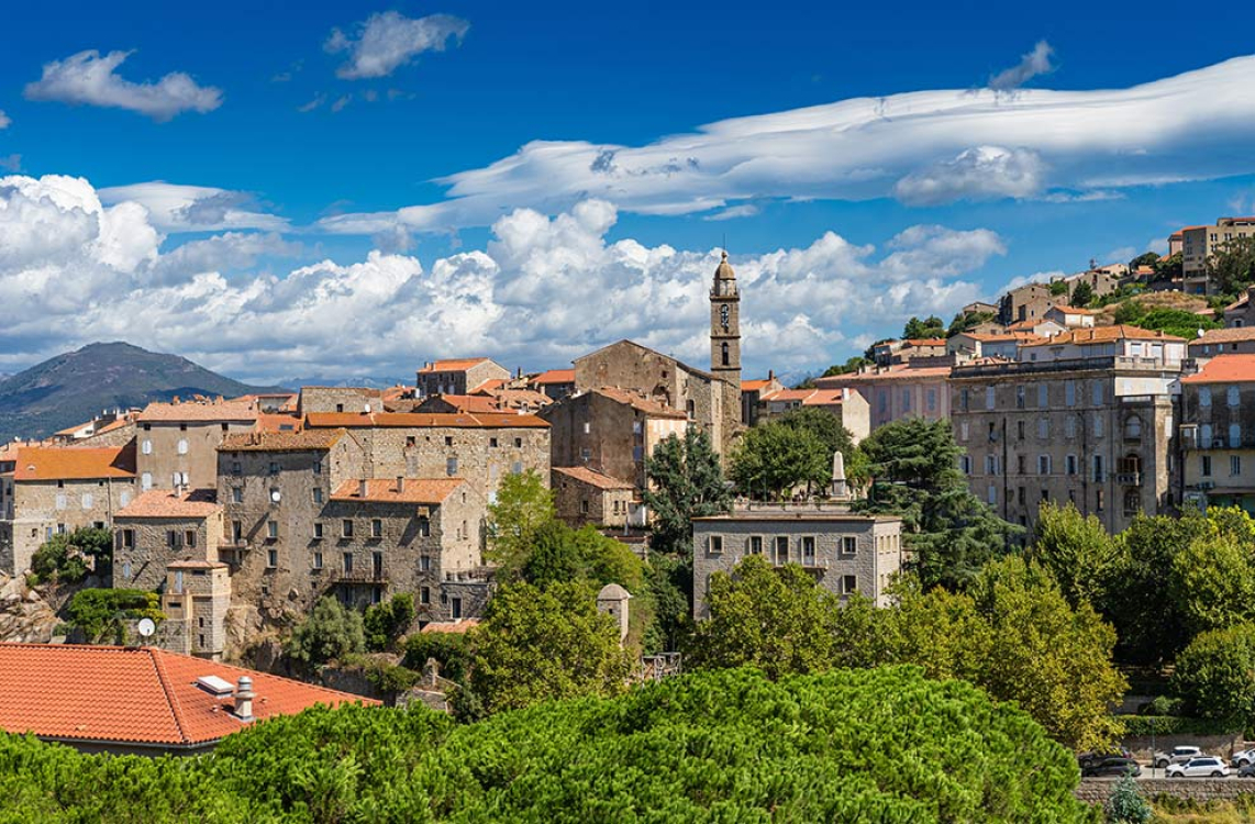 Vue du village de Sartène, qualifié comme la ville Corse par excellence