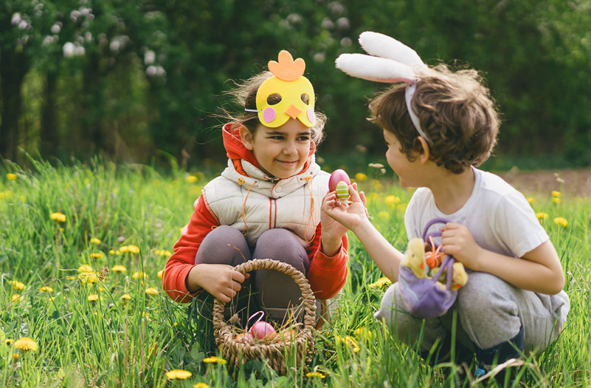 Deux enfants en pleine chasse aux oeufs, célébrant la joie de Pâques en Corse ©adobe stock