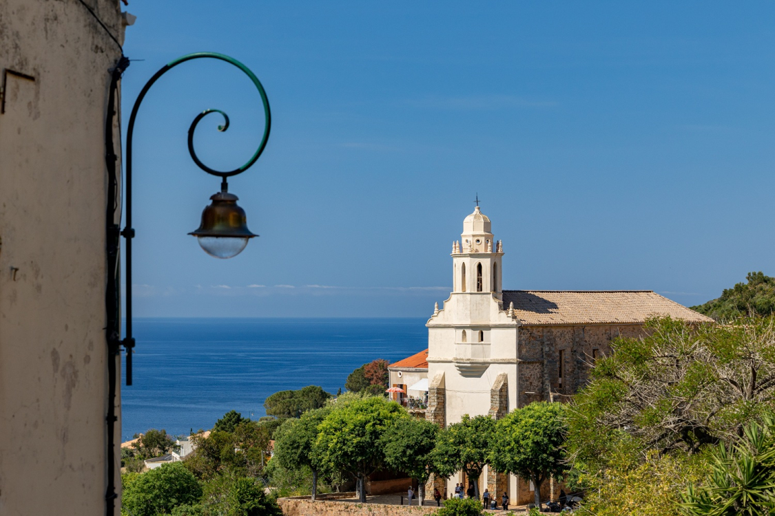 Église orthodoxe de Carghjese surplombant la mer Méditerranée ©adobe stock