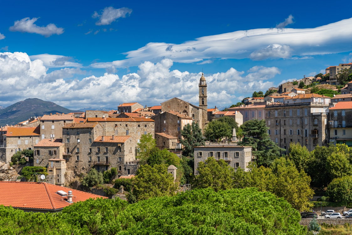 Vue panoramique de la ville de Sartè en Corse ©ADOBE STOCK