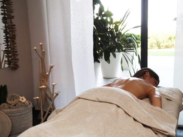 Massage aux pierres chaudes ©ATC-S.ALESSANDRI