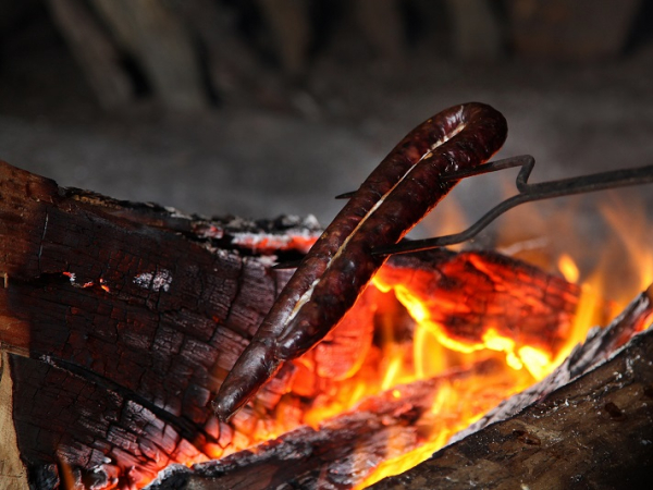 Le figatellu grillé au feu de bois ©ATC-S.ALESSANDRI