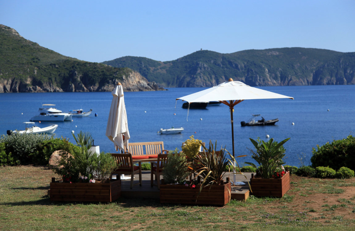 Plage d'Arone parasol
