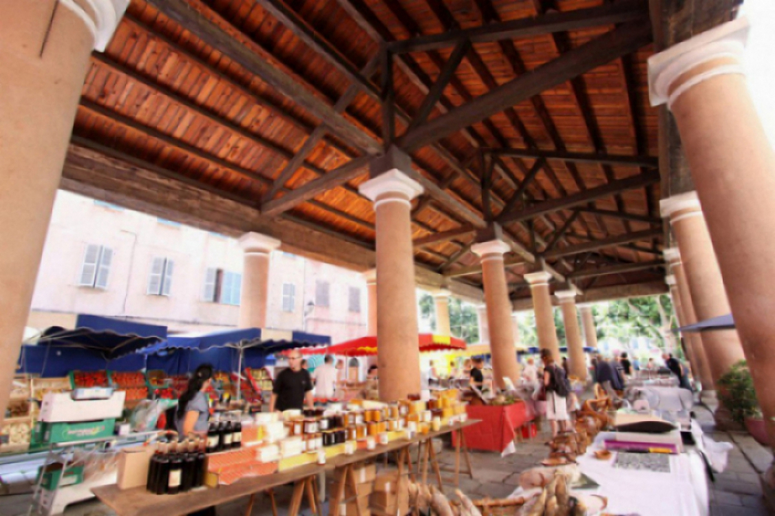 Marché couvert de l'Ile Rousse ©ATC