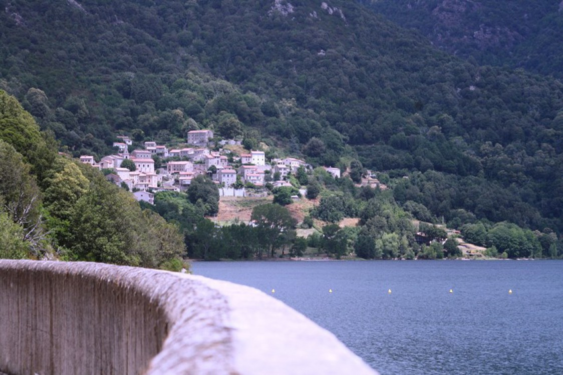 Village de Tolla et son lac