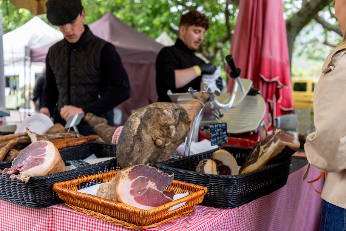 Charcuterie corse et circuits courts sur les marchés de l’île. © Sylvain Alessandri