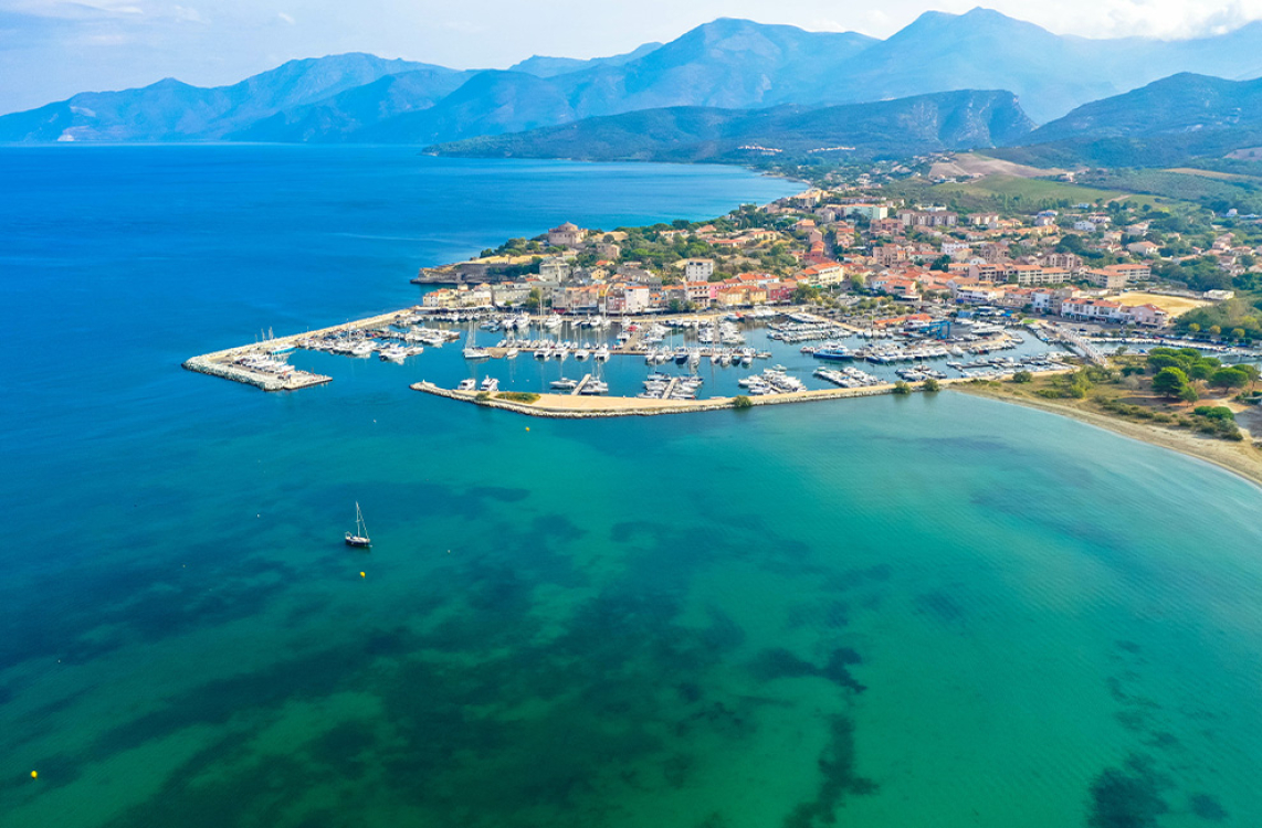 Vue sur le golfe de San Fiurenzu (Saint-Florent) ©ADOBESTOCK